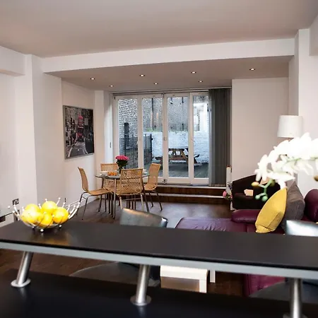 Apt 1, Trafalgar Square 1St Floor By Indigo Flats